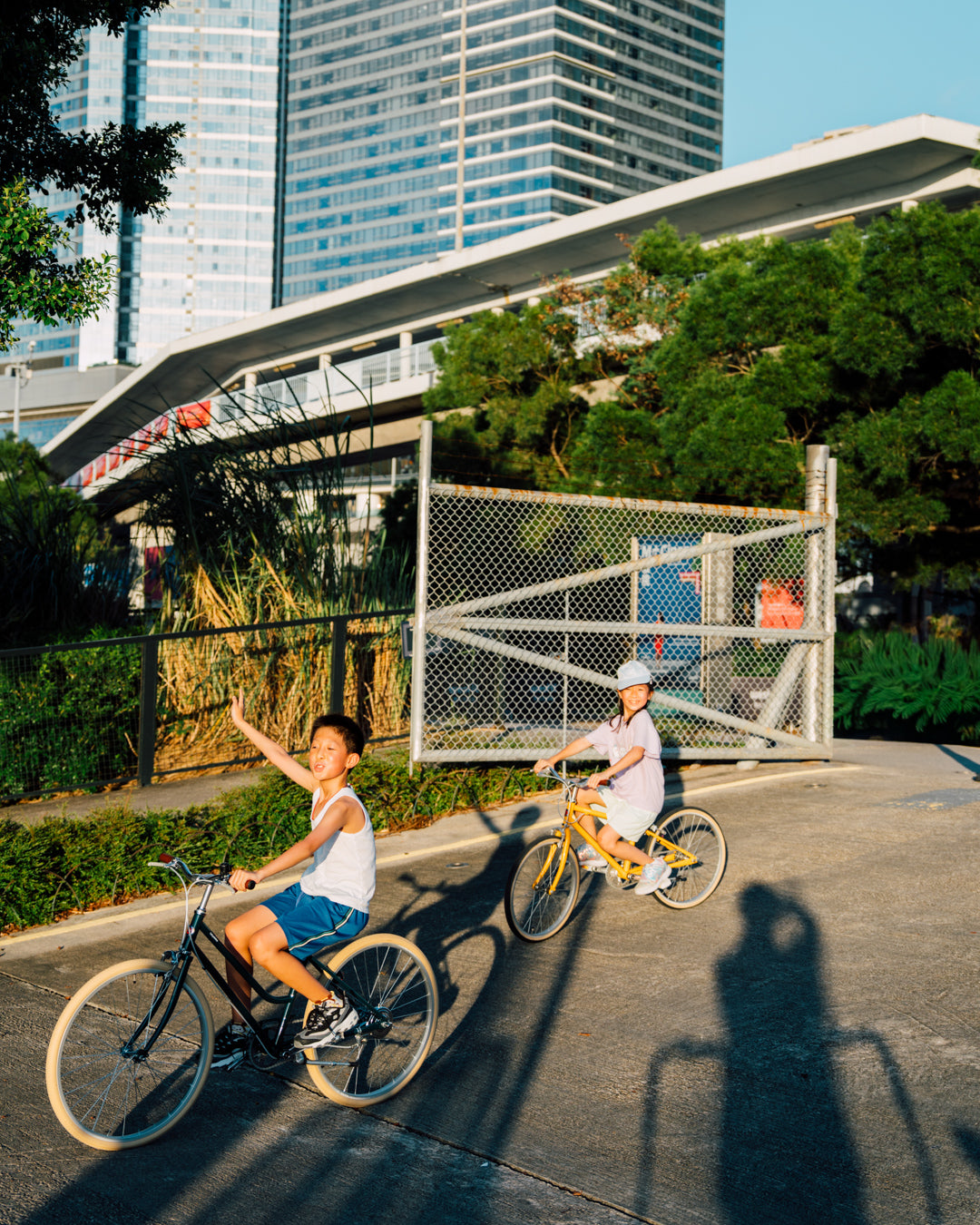 在西九騎乘 tokyobike 的人