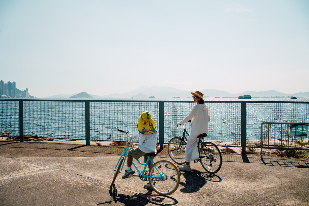 在西九海濱騎單車